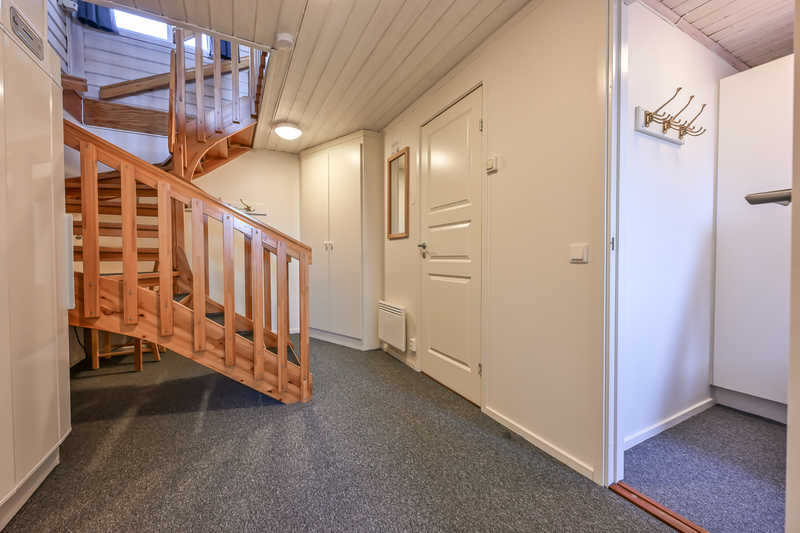 hall nedervåning med torkskåp och garderober